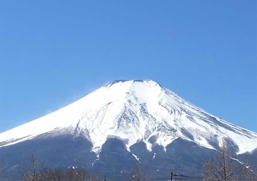 冬の富士山　青い空に輝く雪