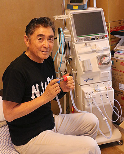 中村龍史さん　ご自宅にある血液透析装置と
