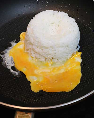溶き卵とご飯を同時に入れて混ぜ合わせるとチャーハンらしい黄色が出ます