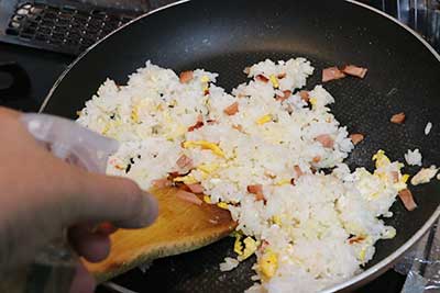 ご飯がほぐれたところで「昆布の水塩・海」を吹きかけました