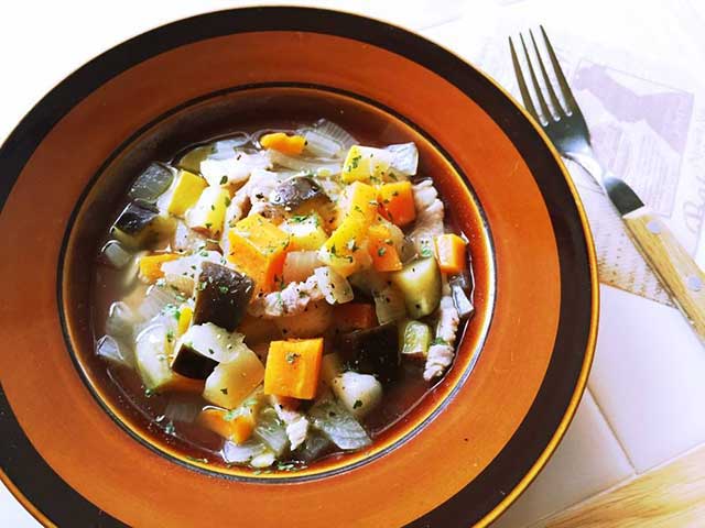 残り野菜で作った具沢山スープ。コンソメを使わず、塩麹に漬けた豚バラ肉をベーコンの代わりに使いました。