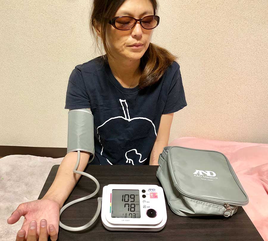 1日2回、朝と夜に音声血圧計で血圧と脈拍数を測定し、iPhoneの血圧管理アプリに音声入力で記録する。