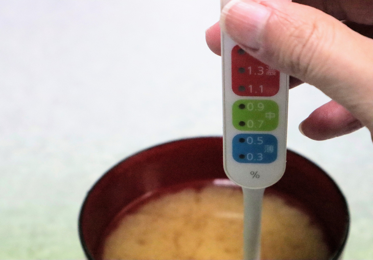 塩分計で汁物の塩分濃度を測る